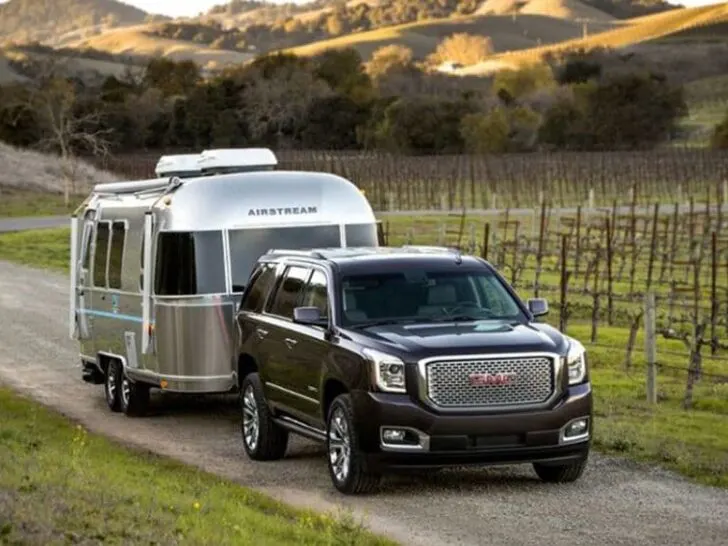 How Do You Hook Up a Trailer to an SUV?