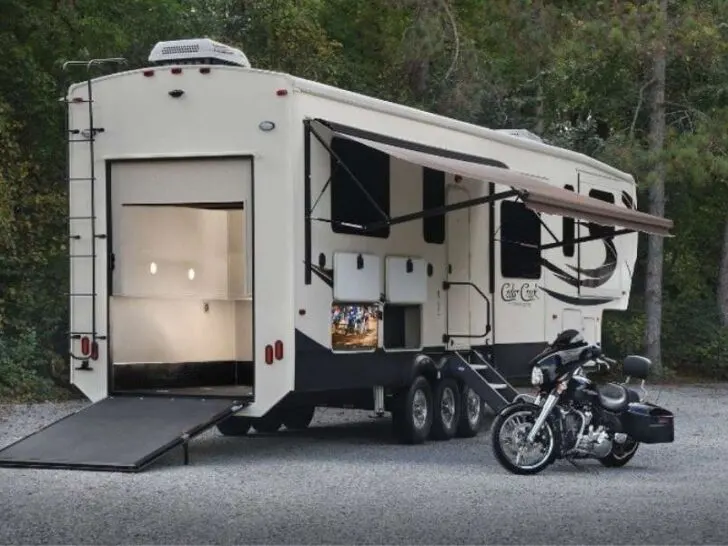 How Wide is a Toy Hauler Garage?
