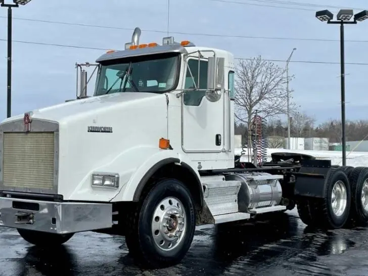 What Are Full Lockers On a Semi Truck?