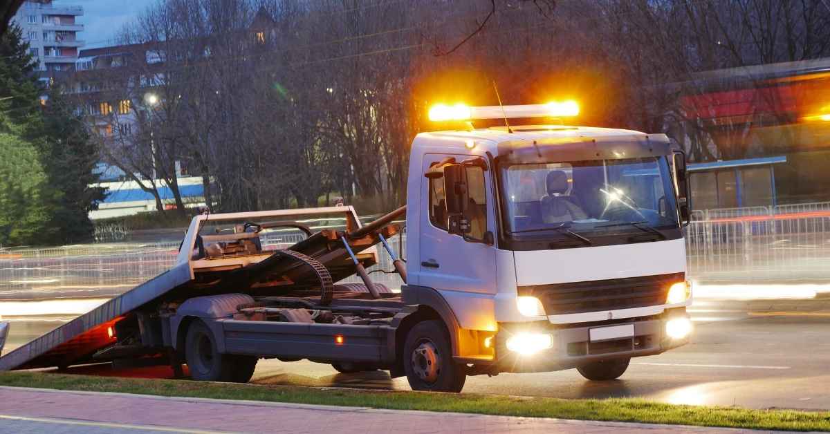 Why Do Tow Trucks Have Flashing Lights? (Explained)