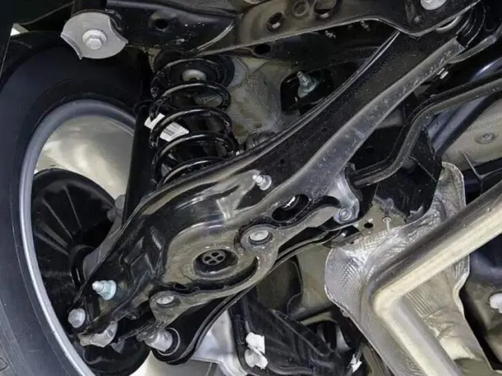 Does Nissan Altima Have Shocks or Struts?