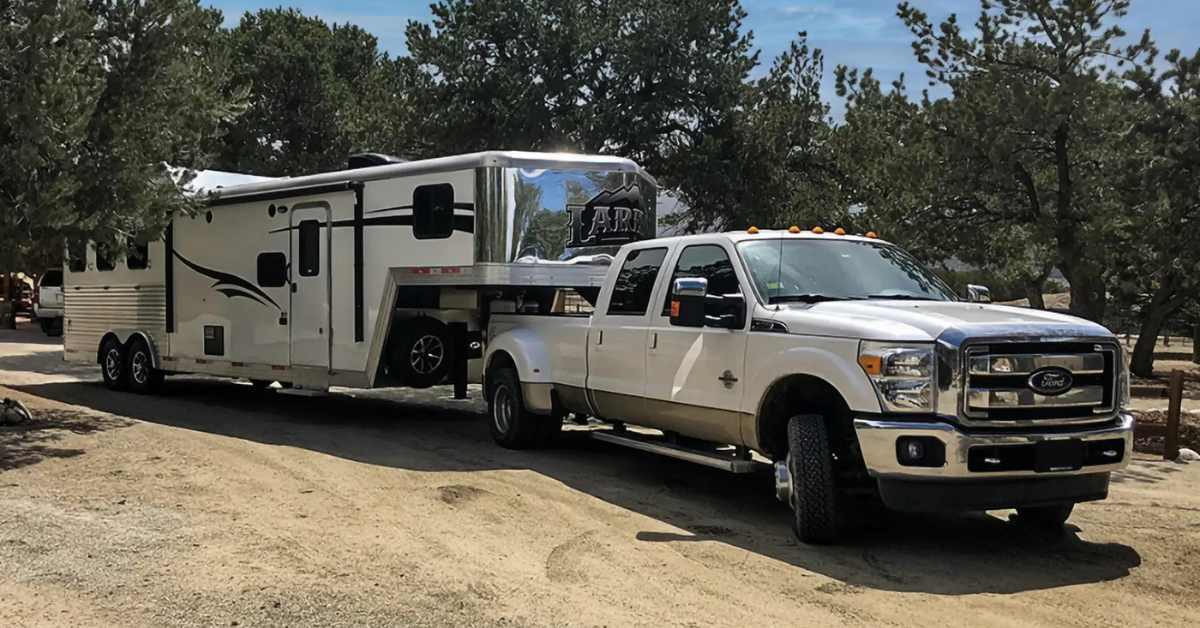 Can I Leave My Trailer Attached To My Truck?
