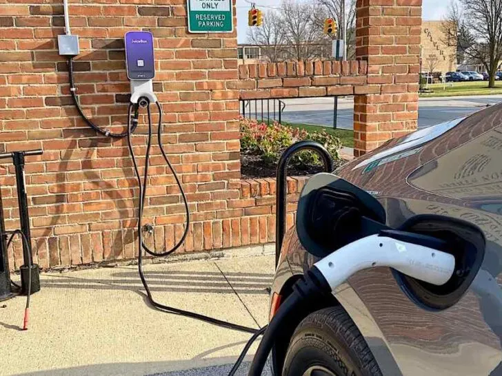 How Do You Charge The Chrysler Pacifica Hybrid?